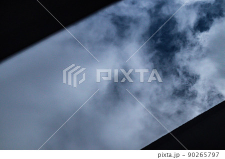 暗雲と暗い背景 90265797