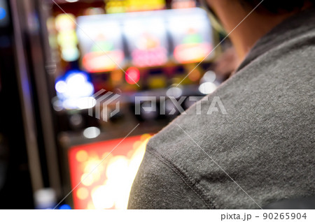 スロットマシンを遊戯する男性 大当たり パチスロ スロットマシンを遊戯する男性 大当たり パチスロ 90265904