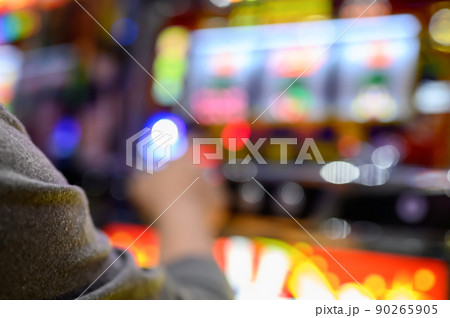 スロットマシンを遊戯する男性　大当たり　パチスロ 90265905