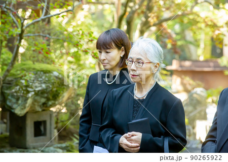 お葬式に参列する喪服の遺族・弔問客 90265922