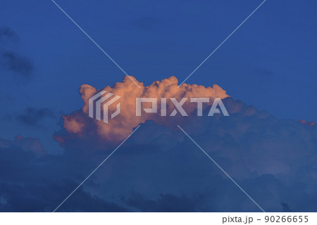 夕日の空 夕焼け 黄昏 西日 雲 空 夕日の空 夕焼け 黄昏 西日 雲 空 90266655