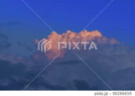 夕日の空　夕焼け　黄昏　西日　雲　空 90266656
