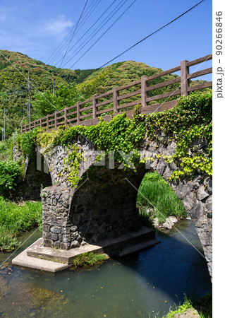 新緑が美しい春吉の眼鏡橋　北九州市小倉南区 90266846