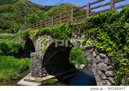 新緑が美しい春吉の眼鏡橋　北九州市小倉南区 90266847