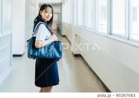 学校の廊下を歩く高校生 90267083