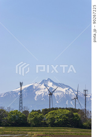 青森県 つがる市の田んぼから望む岩木山と風力発電05 青森県 つがる市の田んぼから望む岩木山と風力発電05 90267225
