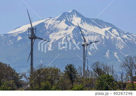 青森県 つがる市岩木山と風力発電04 90267246