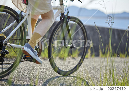 しまなみ海道にてサイクリングを楽しむ日本人女性 しまなみ海道にてサイクリングを楽しむ日本人女性 90267450