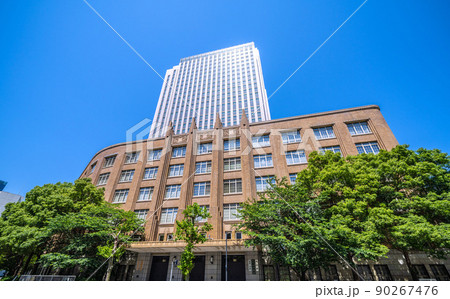 日本の東京都市景観　新緑や青空に映える霞が関の文部科学省などを望む 90267476