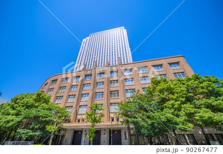 日本の東京都市景観　新緑や青空に映える霞が関の文部科学省などを望む 90267477