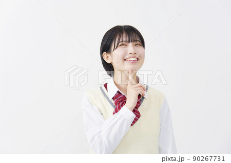 白背景で笑顔で考える女子高生 白背景で笑顔で考える女子高生 90267731