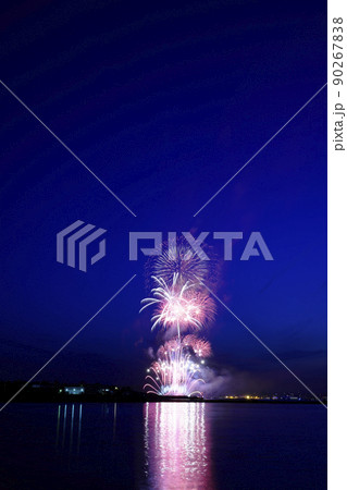 海面を染めて打ち上げられる花火 90267838