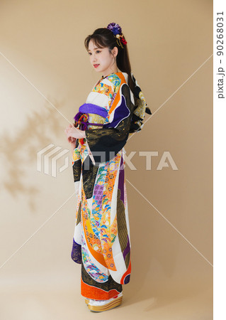 振袖の女性　全身　 90268031