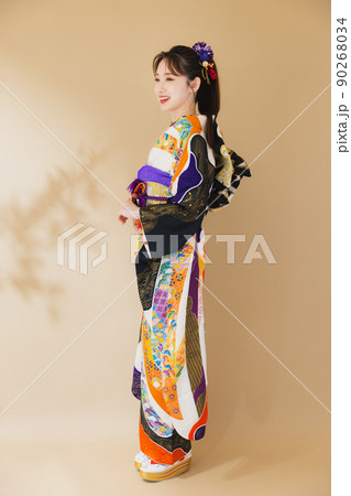 振袖の女性　全身　 90268034