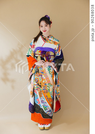 振袖の女性　全身　 90268038