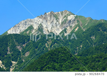 【鳥取県】快晴の大山と新緑（奥大山） 90268470