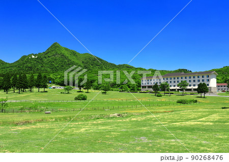 【鳥取県】快晴の鏡ヶ成と新緑（奥大山） 90268476
