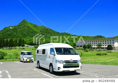 【鳥取県】快晴の鏡ヶ成と新緑（奥大山） 90268488