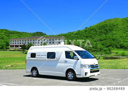 【鳥取県】快晴の鏡ヶ成と新緑（奥大山） 90268489