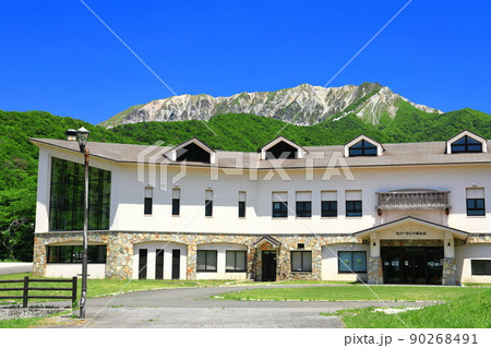 【鳥取県】快晴の大山と新緑（奥大山スキー場） 90268491