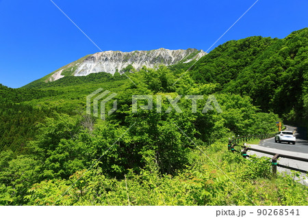 【鳥取県】快晴の鍵掛峠から見た新緑の大山 【鳥取県】快晴の鍵掛峠から見た新緑の大山 90268541