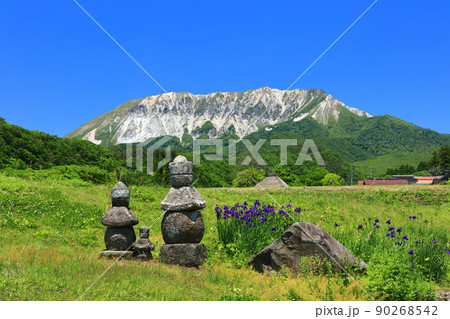 【鳥取県】快晴の大山と御机の茅葺小屋 【鳥取県】快晴の大山と御机の茅葺小屋 90268542