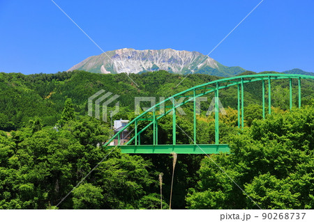 【鳥取県】快晴の南大山大橋と大山（奥大山） 90268737