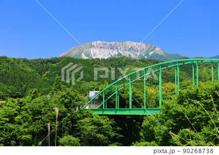 【鳥取県】快晴の南大山大橋と大山（奥大山） 90268738