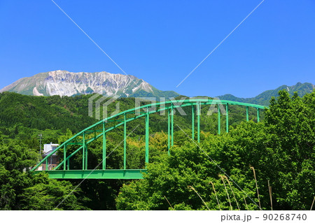 【鳥取県】快晴の南大山大橋と大山(奥大山) 【鳥取県】快晴の南大山大橋と大山(奥大山) 90268740