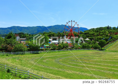 【岡山県】快晴の大山とジョイフルパーク（蒜山高原） 90268755