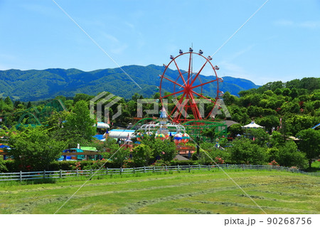 【岡山県】快晴の大山とジョイフルパーク（蒜山高原） 90268756