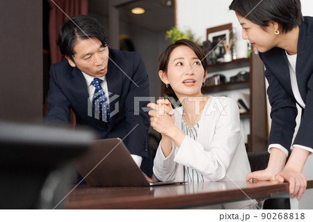 打ち合わせ風景　ビジネスシーン 90268818
