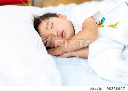 寝顔　3歳男児 90268907