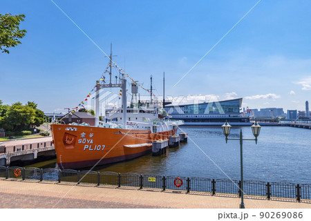 南極観測船「宗谷」と「東京国際クルーズターミナル」のビルディング	 90269086