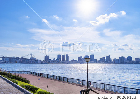 豊洲ぐるり公園と東京ベイエリアの風景 90269123