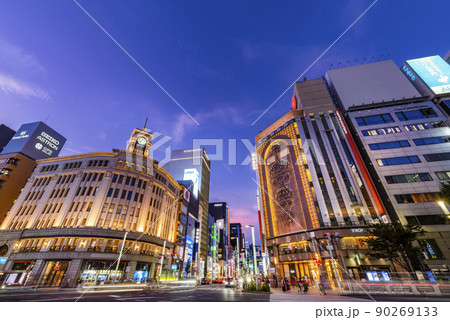 銀座四丁目交差点の夜景 90269133