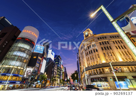 銀座四丁目交差点の夜景 90269137