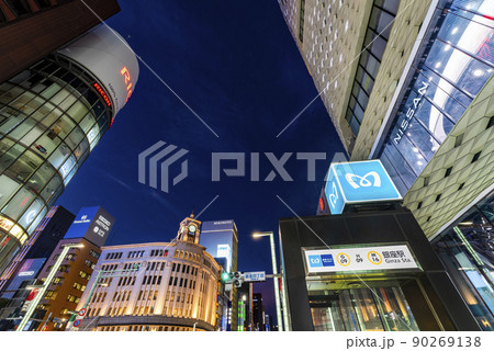 地下鉄「銀座」駅の出入口と銀座四丁目の夜景 地下鉄「銀座」駅の出入口と銀座四丁目の夜景 90269138