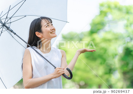 梅雨に傘を持ったアジア人女性(雨上がり・笑顔) 梅雨に傘を持ったアジア人女性(雨上がり・笑顔) 90269437
