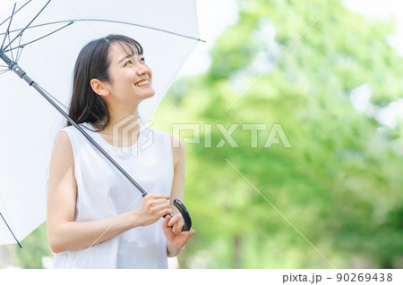 梅雨に傘を持ったアジア人女性(雨上がり・笑顔) 梅雨に傘を持ったアジア人女性(雨上がり・笑顔) 90269438