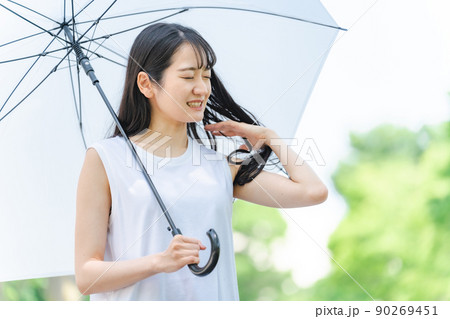 傘を持って悩む女性(梅雨) 傘を持って悩む女性(梅雨) 90269451
