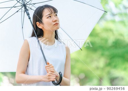 梅雨に傘を持ったアジア人女性(困る) 梅雨に傘を持ったアジア人女性(困る) 90269456