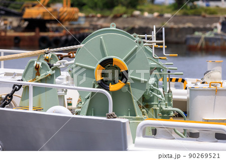 小型船の船首に設置されたウインドラス 90269521