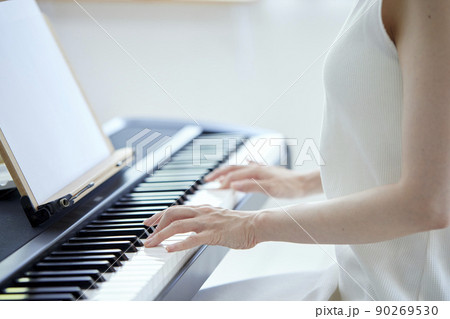リビングでピアノを弾く日本人の女性 90269530