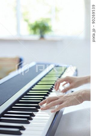 リビングでピアノを弾く日本人の女性 リビングでピアノを弾く日本人の女性 90269539