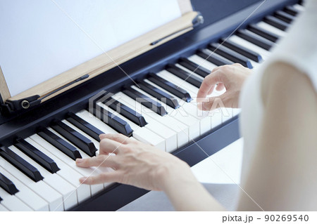 リビングでピアノを弾く日本人の女性 90269540