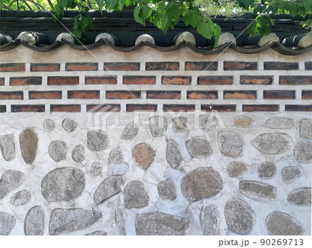 ソウルの古都で見た石塀 ソウルの古都で見た石塀 90269713