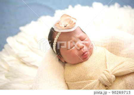 舌を出す新生児の赤ちゃん 舌を出す新生児の赤ちゃん 90269715