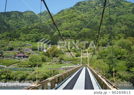 信州遠山郷・吊り橋と集落【南信濃和田地区】 信州遠山郷・吊り橋と集落【南信濃和田地区】 90269813