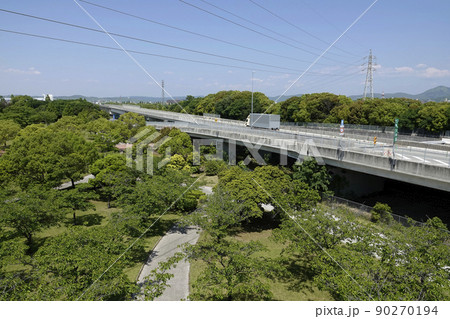 青空と諏訪公園の上を走る有明海沿岸道路 青空と諏訪公園の上を走る有明海沿岸道路 90270194